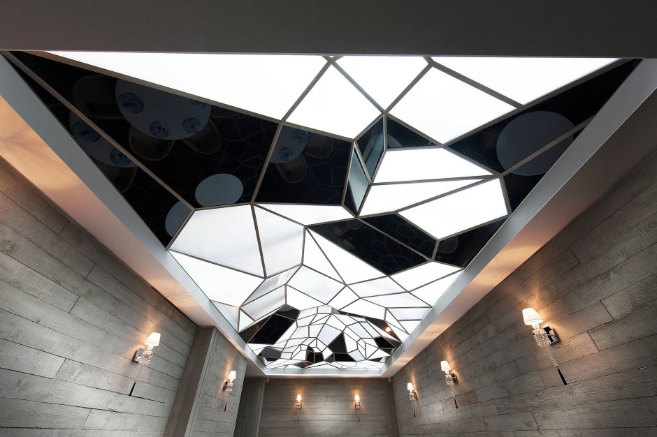 Необычный зеркальный потолок