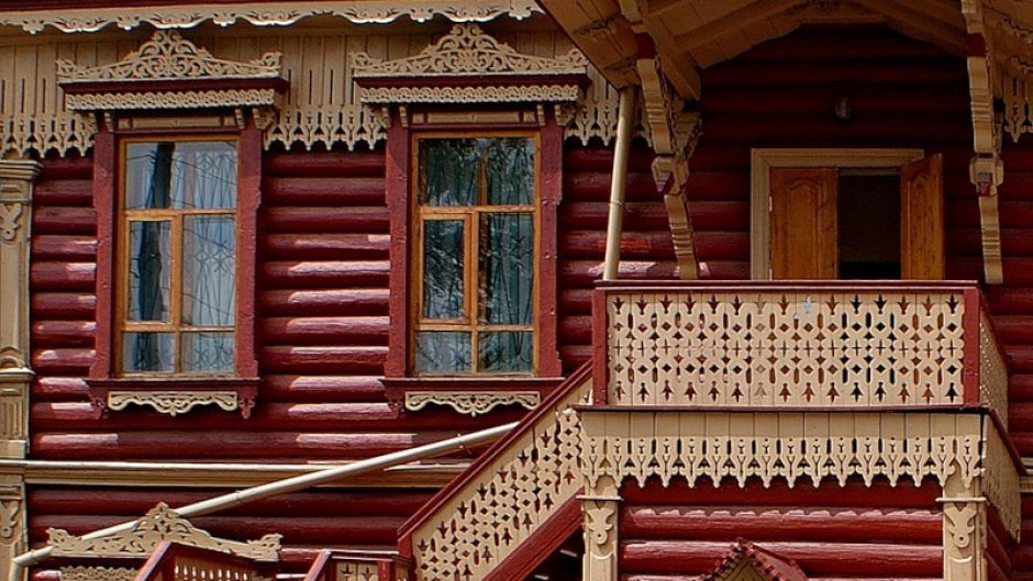 Деревянные ворота с резьбой