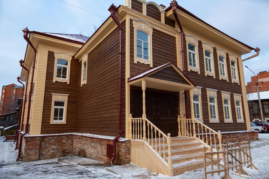 Резное деревянное крыльцо