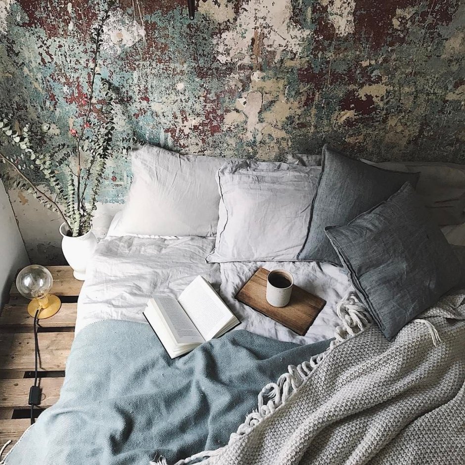 Уютная комната с подушками