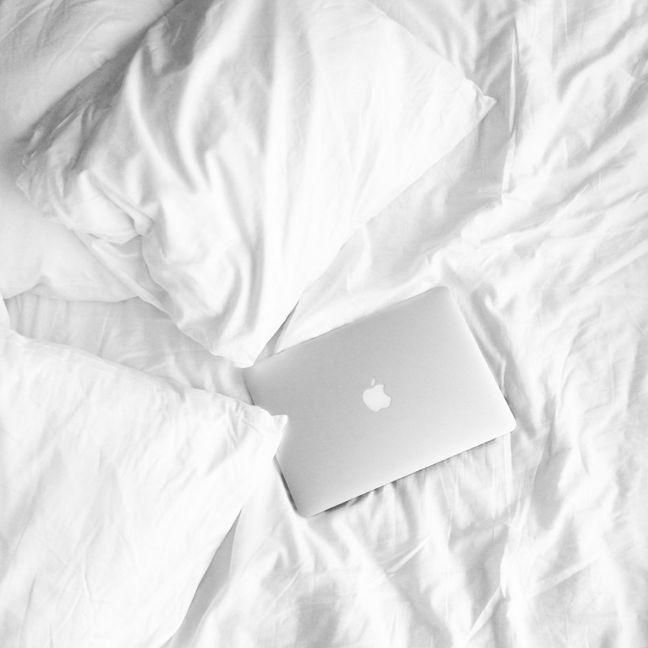 Макбук в постели
