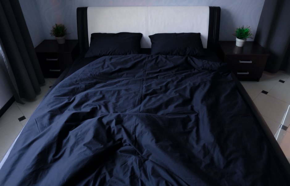 Кровать сверху ночью