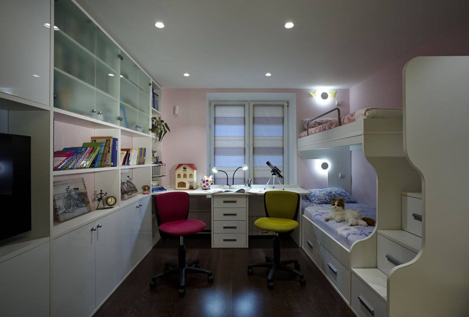 Стол для двух школьников у окна