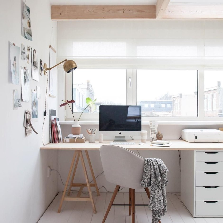 Рабочее место школьника у окна