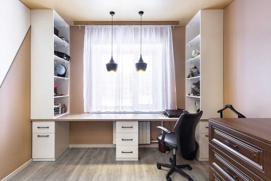 Стол у окна