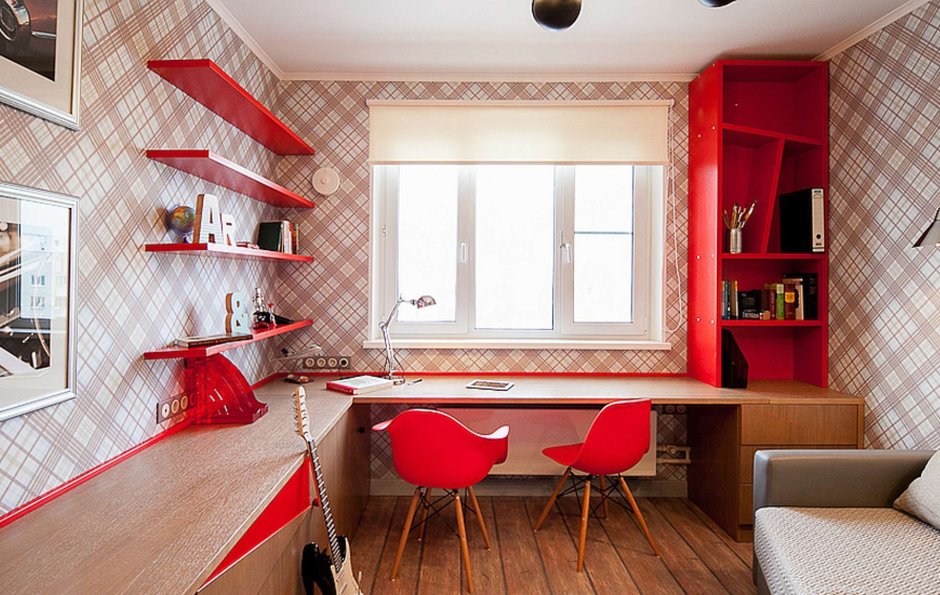 Рабочая зона у окна в детской