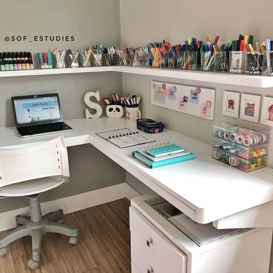 Организация письменного стола для девочки