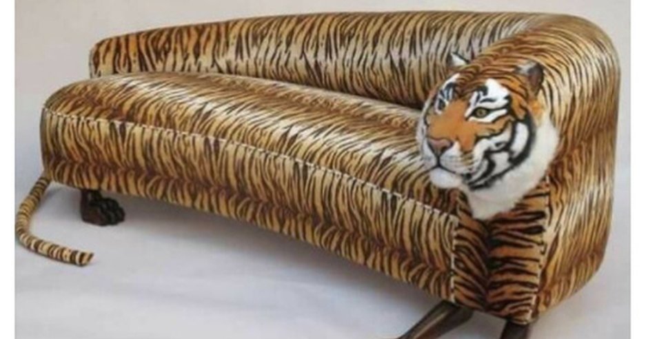 Белый тигр на диване