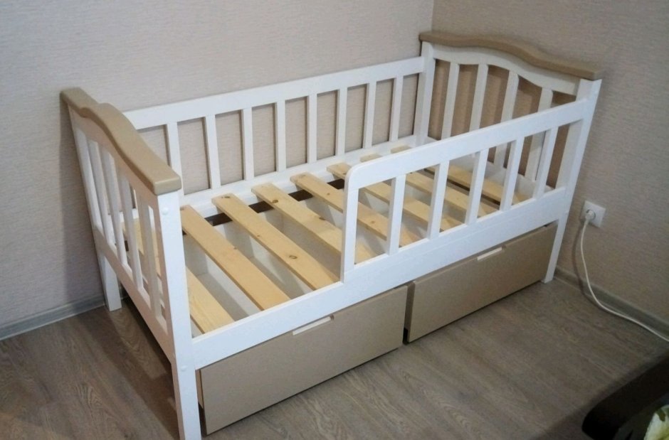 Детская кровать с высокими бортами