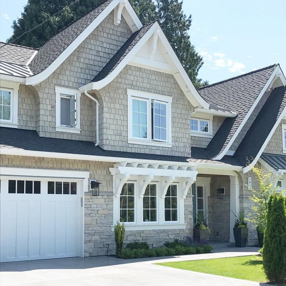 Дом с коричневой крышей