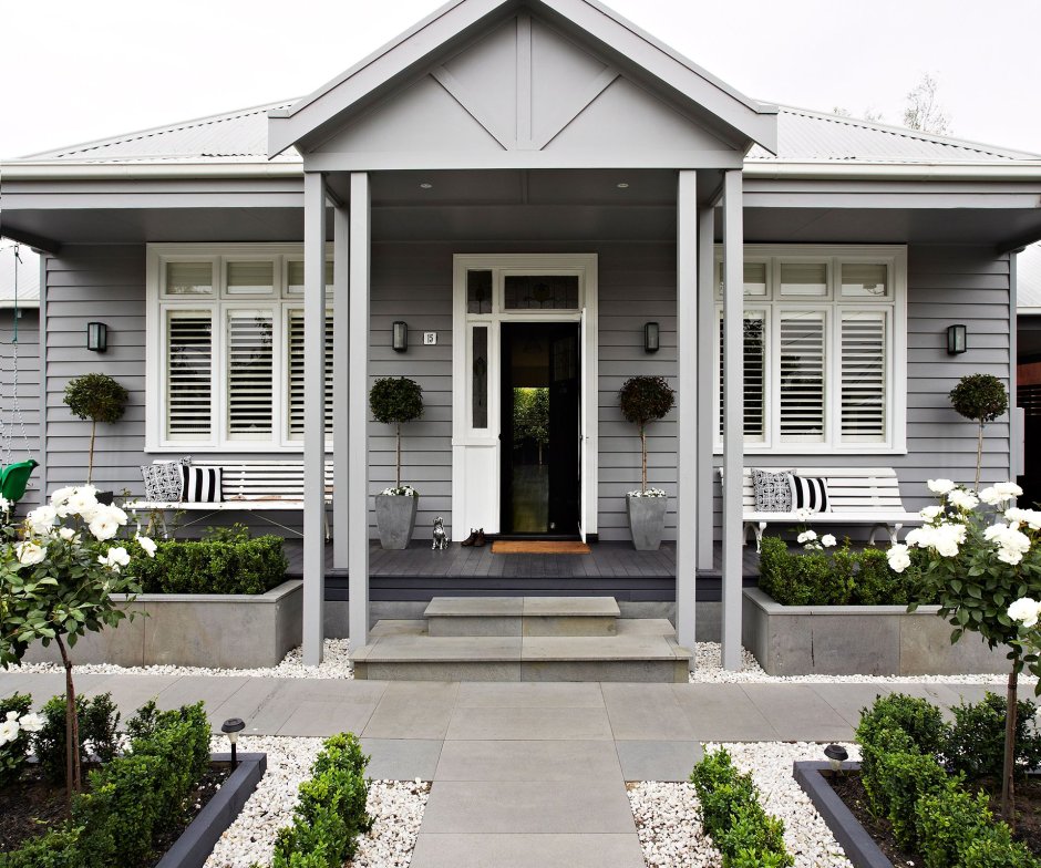 Черный деревянный дом