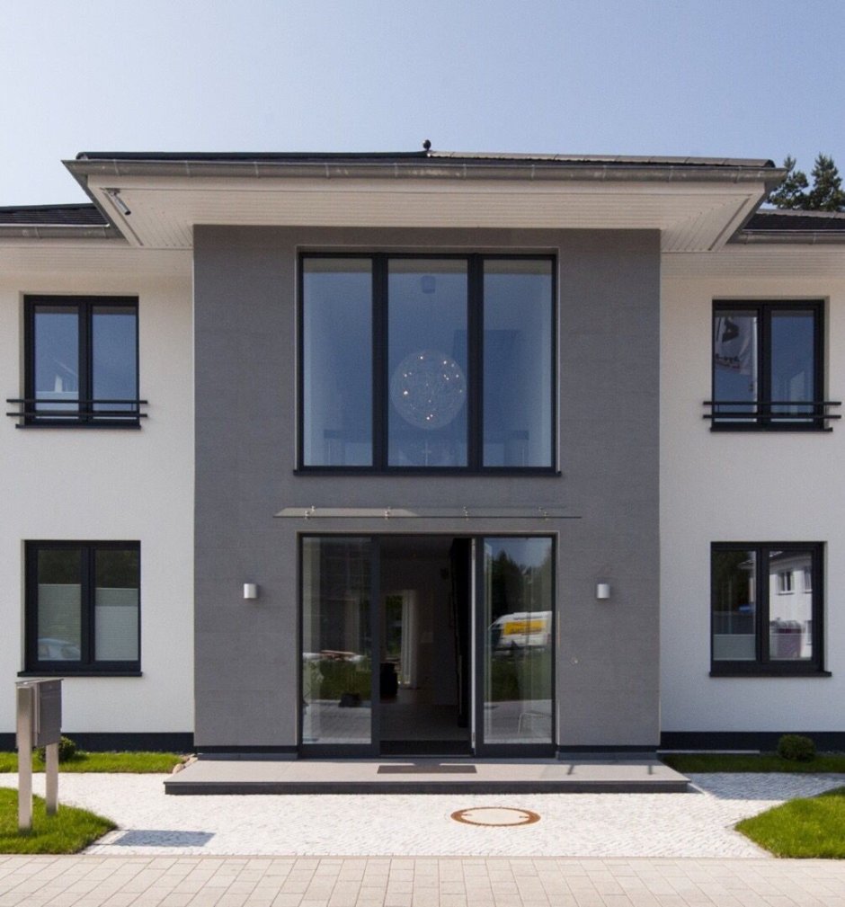 Серый дом с белой полосой посередине