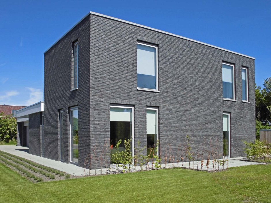 Темно коричневый дом