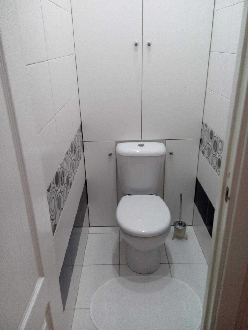 Туалетная комната с навесным унитазом