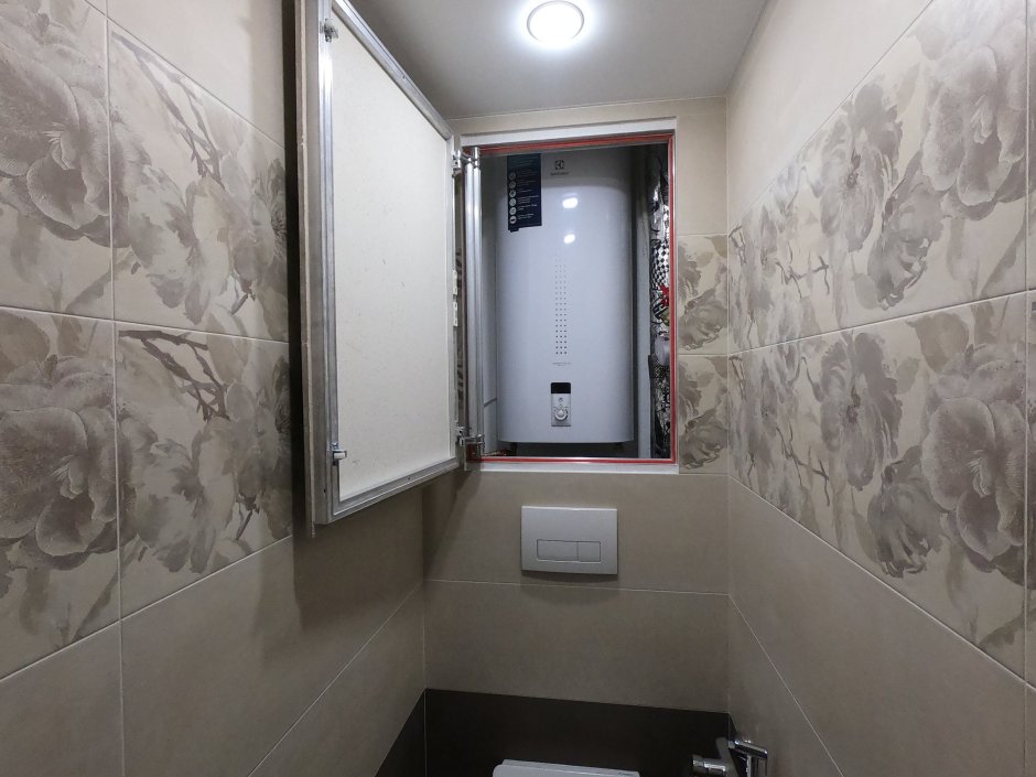 Маленький туалет с раковиной и гигиеническим душем