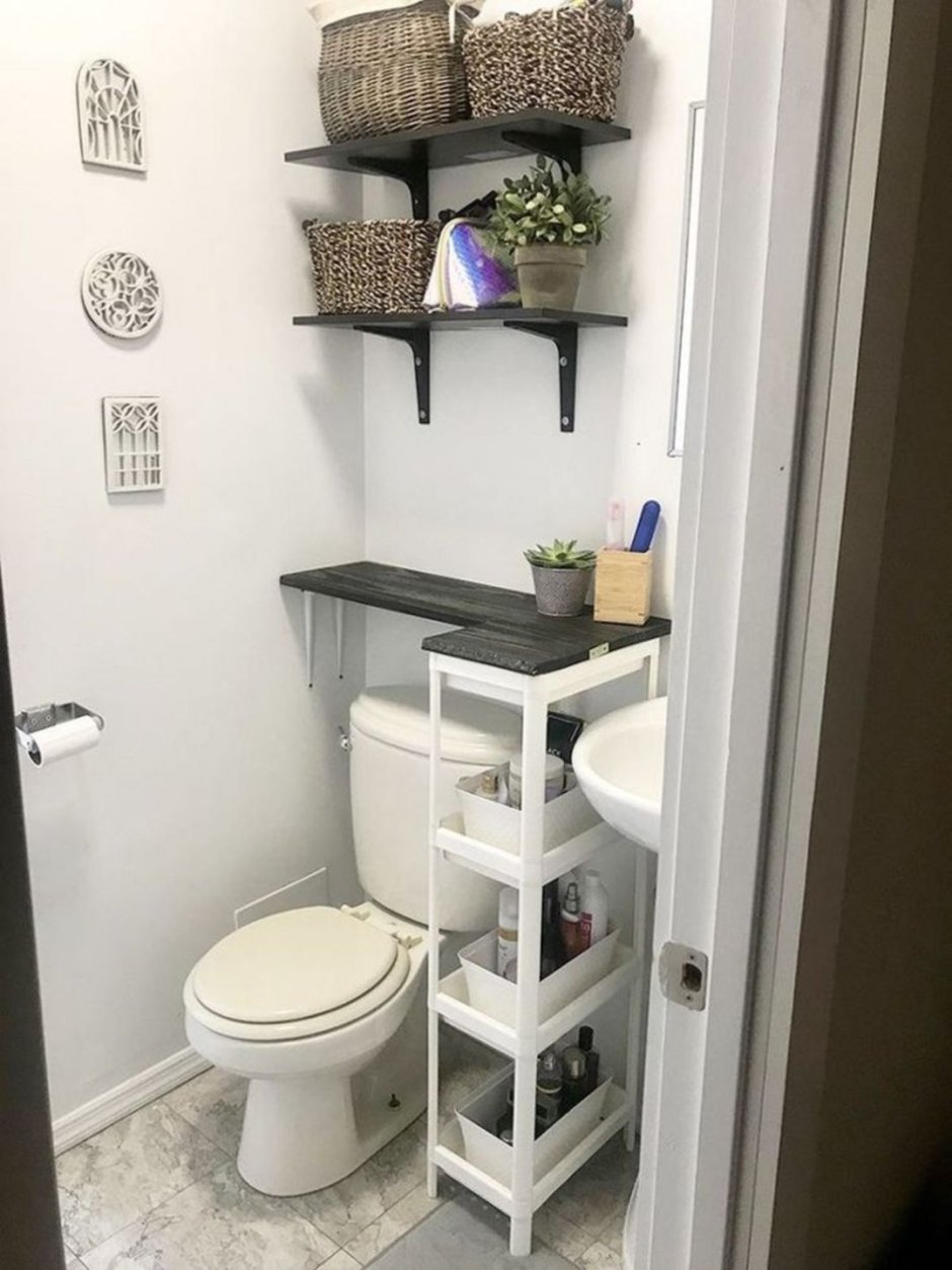 Интерьер туалета со шкафчиками