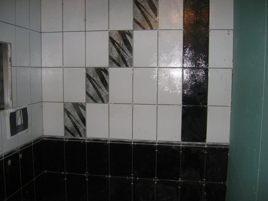Перегородки в ванную в черно белой плитке