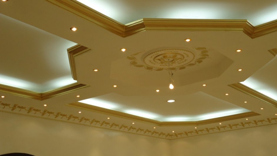Фигурное потолок с гипса Кардон