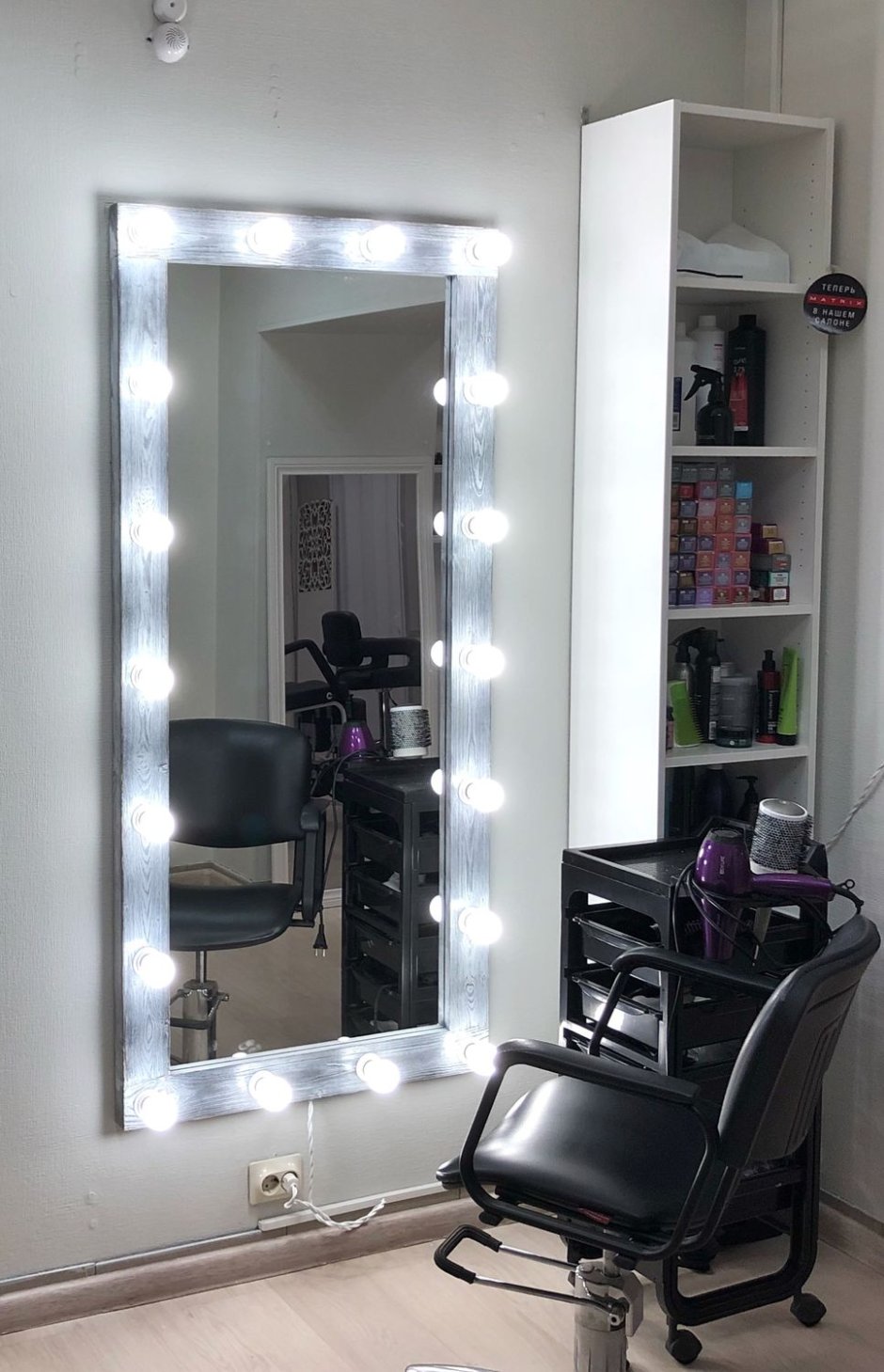 Зеркало для парикмахерской с подсветкой