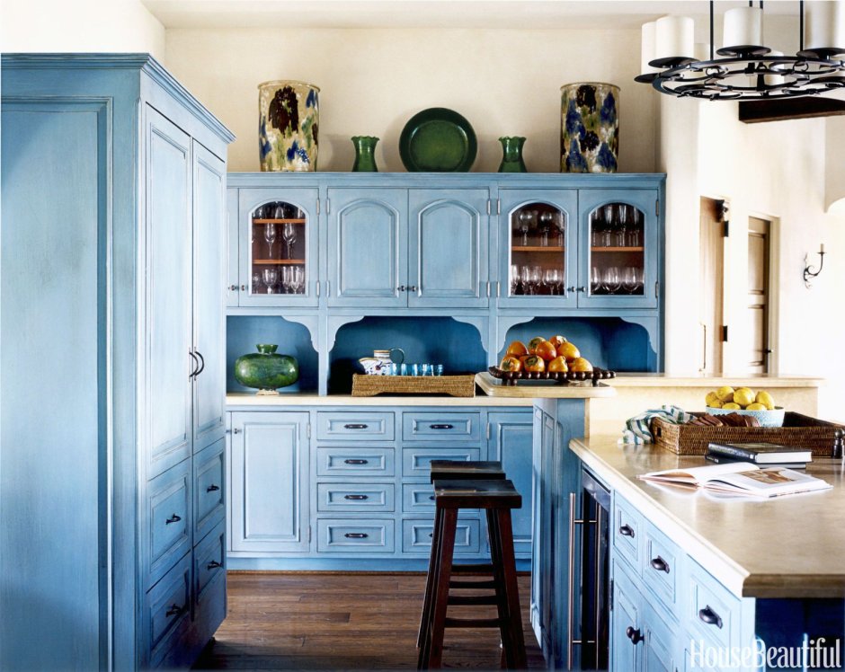 Синяя кухня в старинном стиле