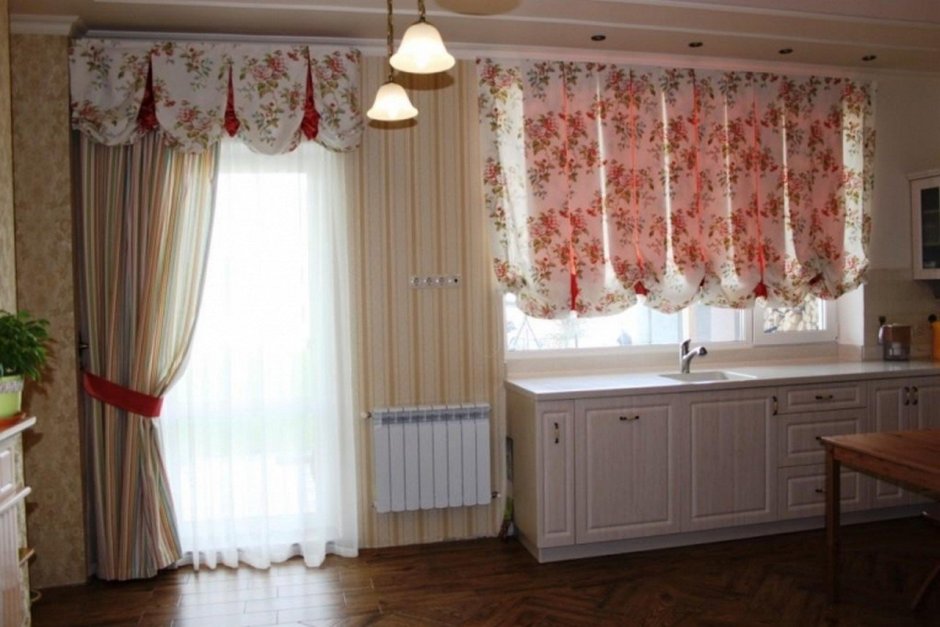 Французские шторы на кухню с балконной