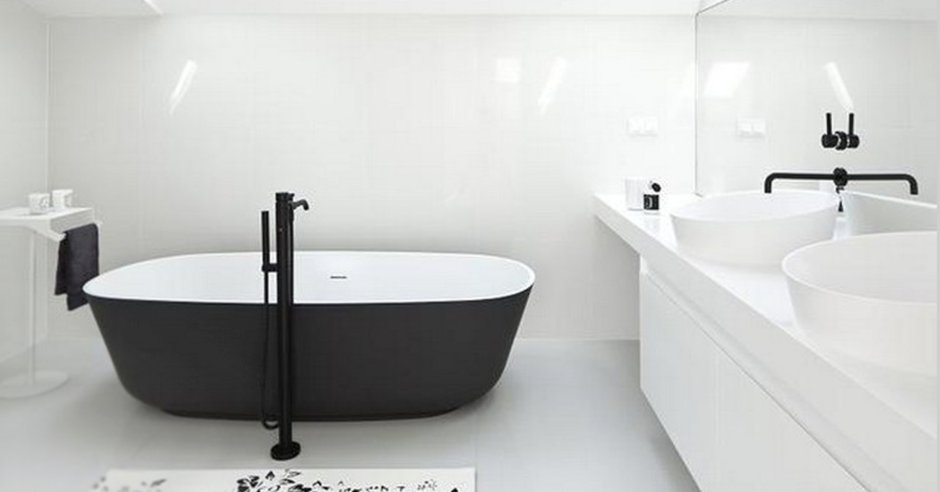 Отдельностоящая ванна в интерьере черный смеситель