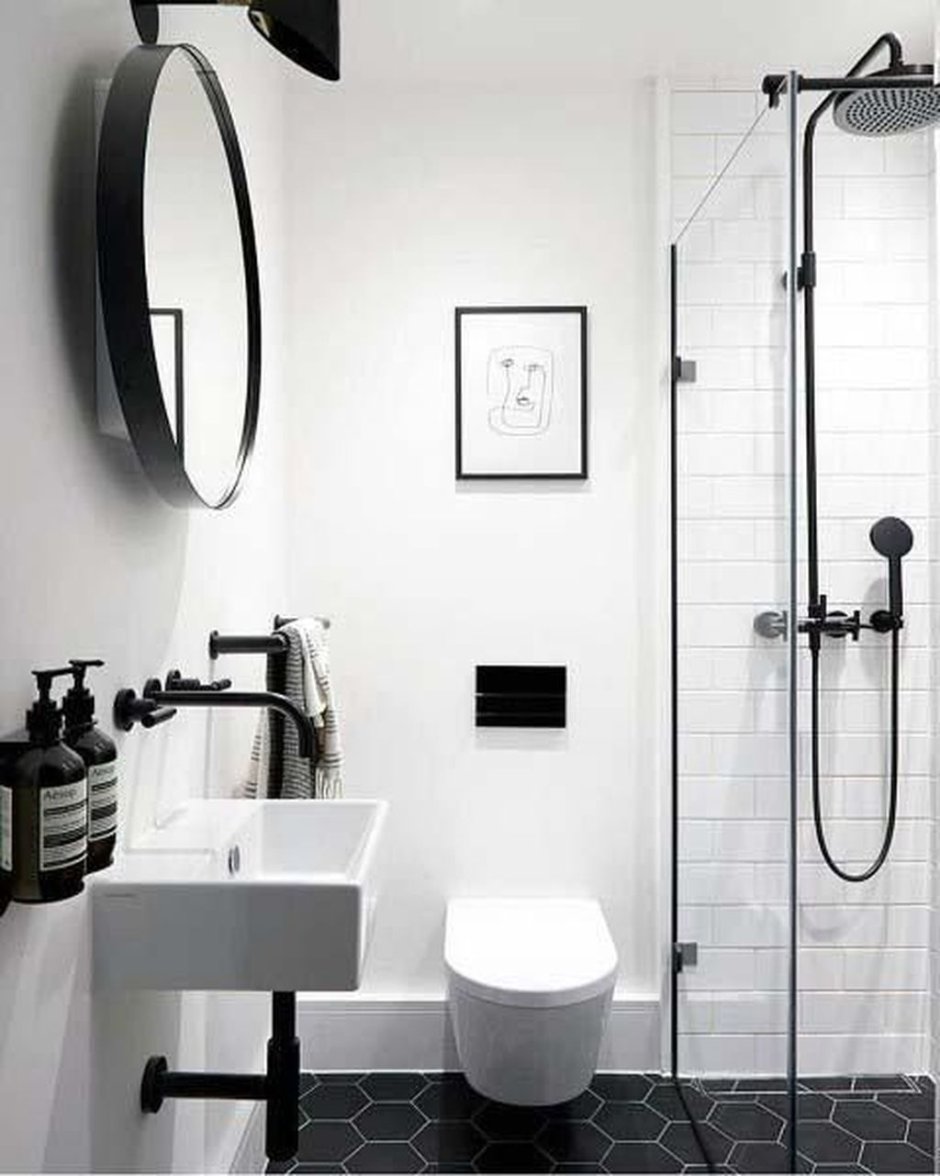 Белая ванная комната с черными смесителями