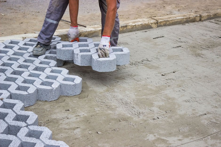 Укладка бетонной газонной решетки
