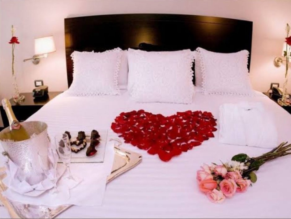 Лепестки роз на кровати