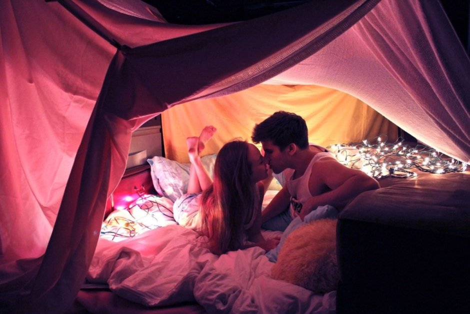 Парень с девушкой в палатке