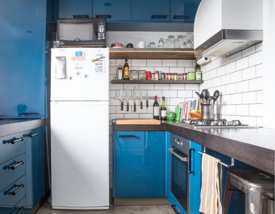 Кухня с синим холодильником