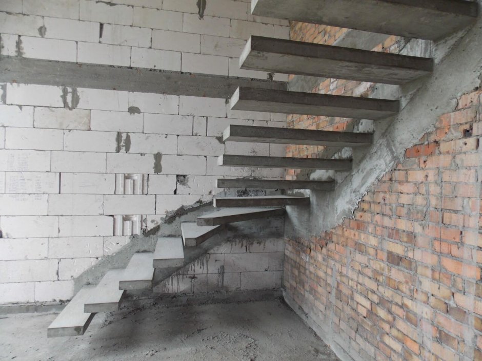 Консольная бетонная лестница