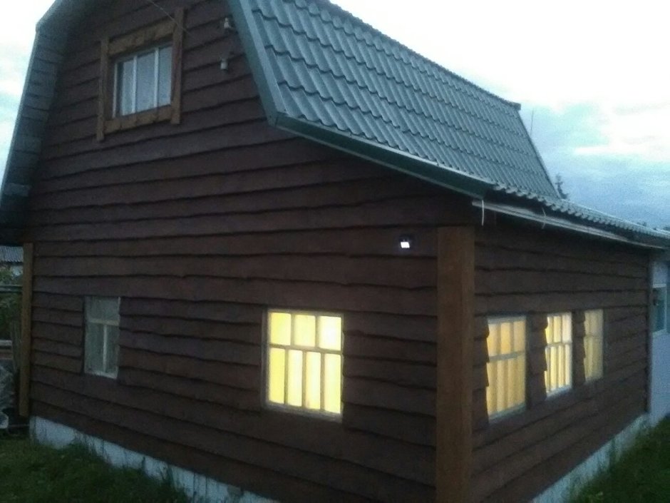 Фасад дома из необрезной доски
