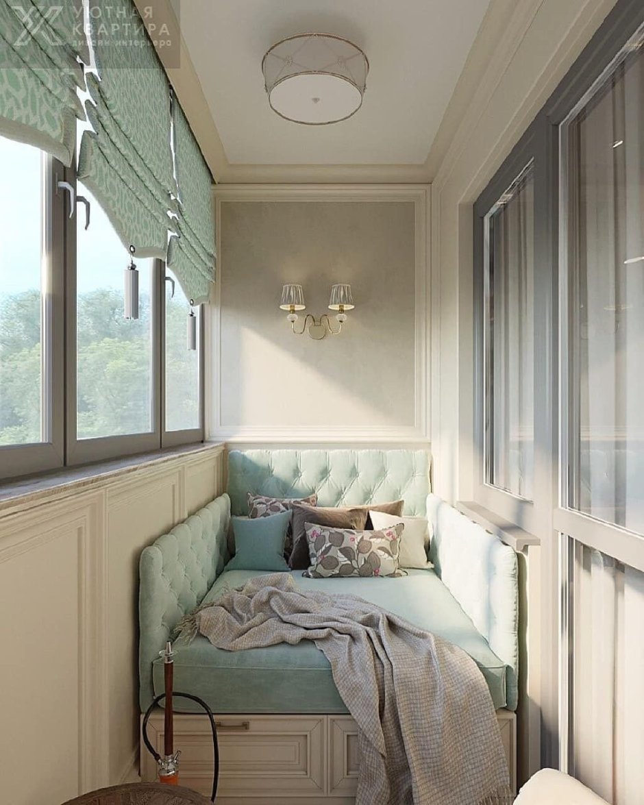 Уютный балкон с подушками