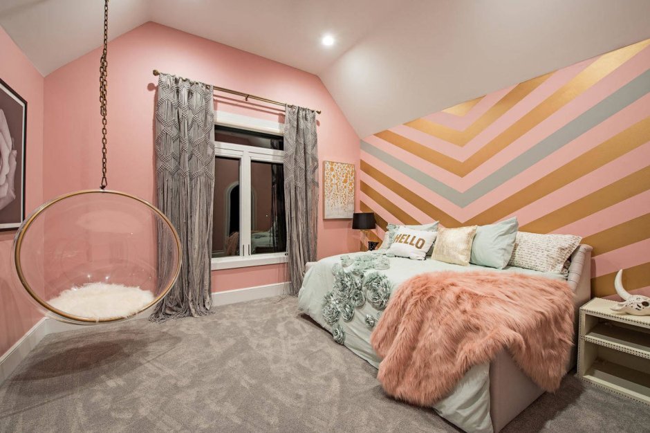 Розовая комната для девочки подростка на мансарде