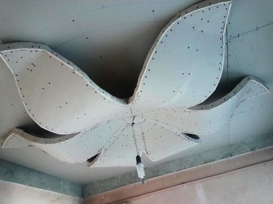 Бабочка на потолке из гипсокартона