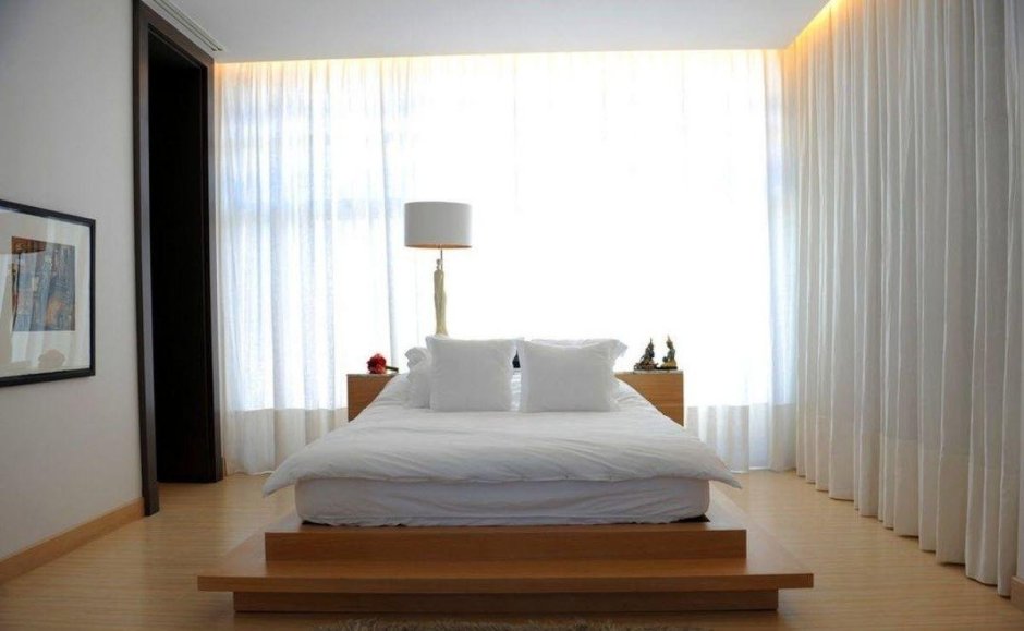 Спальня в стиле Минимализм кровать у окна
