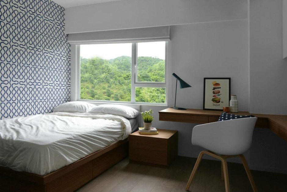 Кровать у окна в маленькой спальне