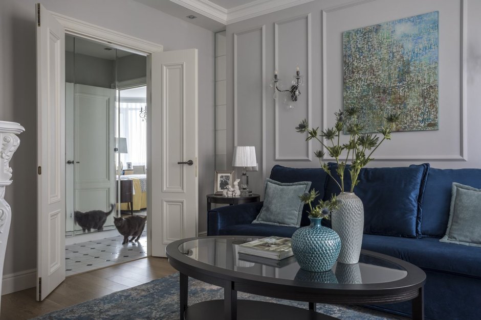 Гостиная с серыми дверями