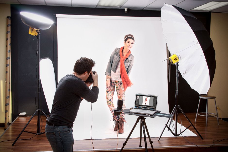 Фотограф в фотостудии
