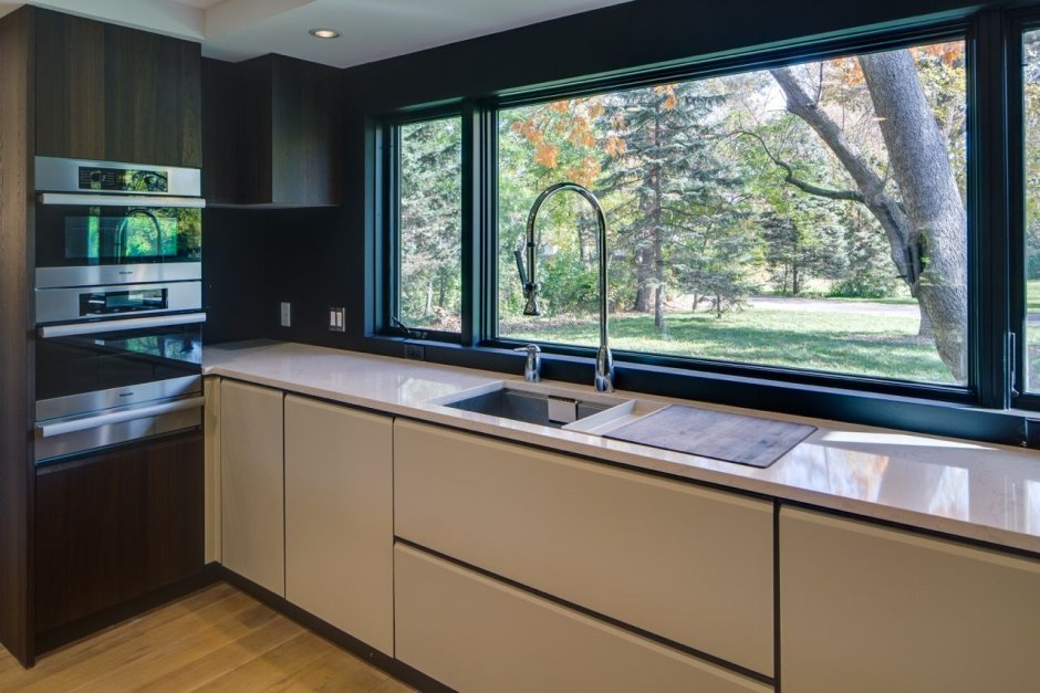 Современный кухонный гарнитур с окном