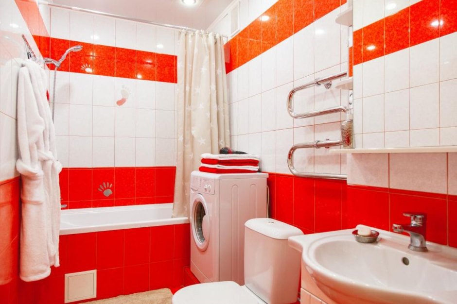 Ванная комната в красно белом цвете
