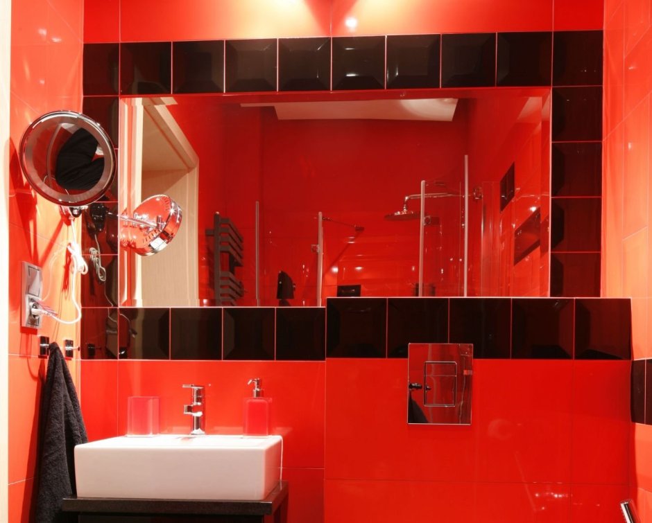 Дизайн квартиры с красной плиткой в ванной комнате