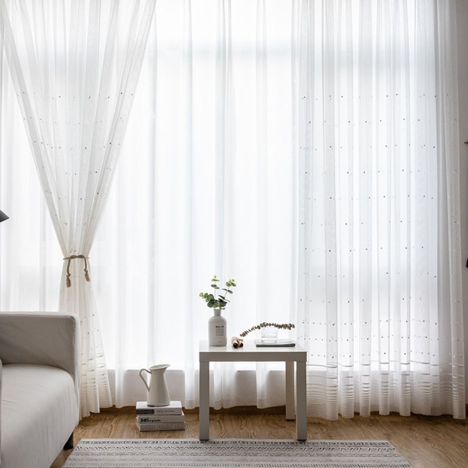 Полосатая тюль в интерьере гостиной