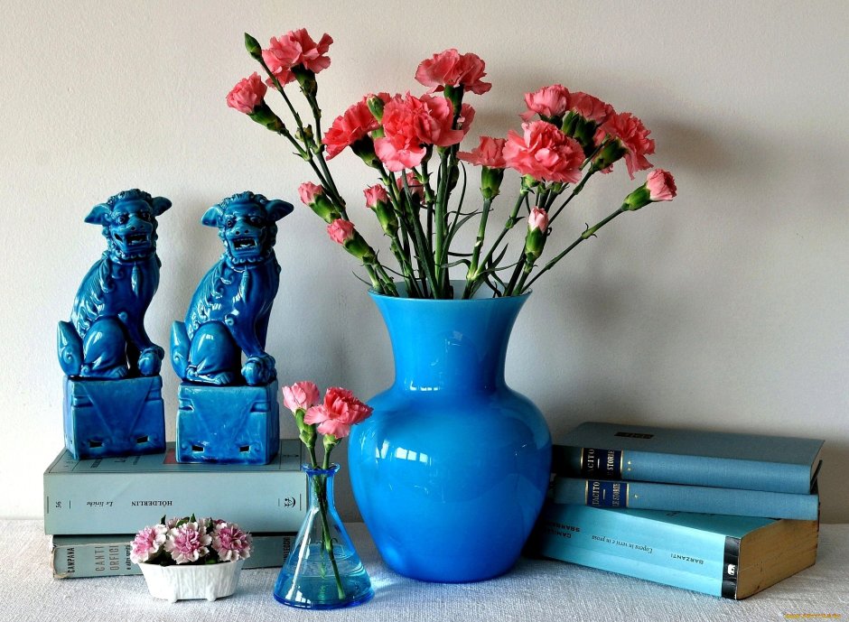 Необычная ваза с цветами
