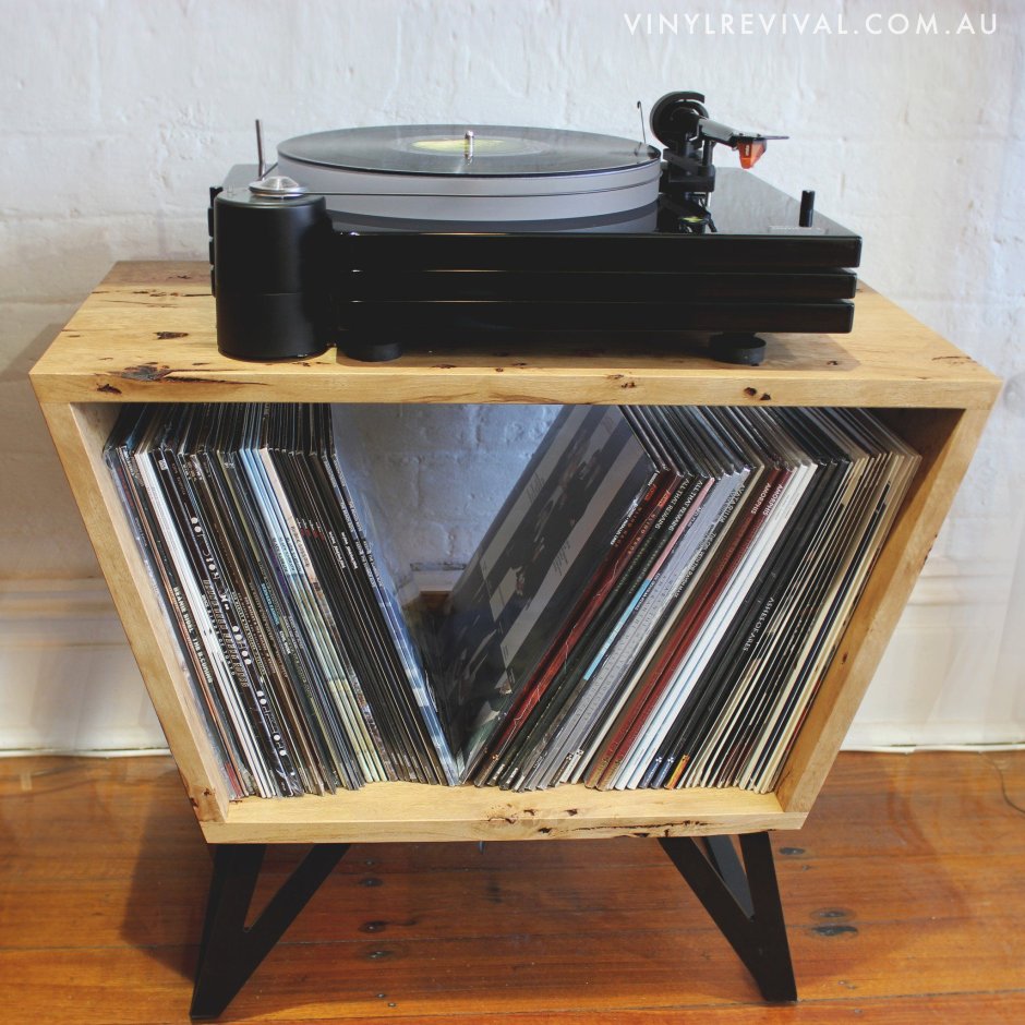 Проигрыватель виниловых пластинок в интерьере Сканди