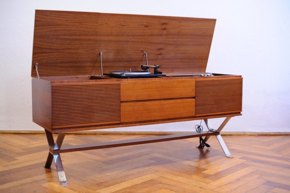 Консоль под проигрыватель