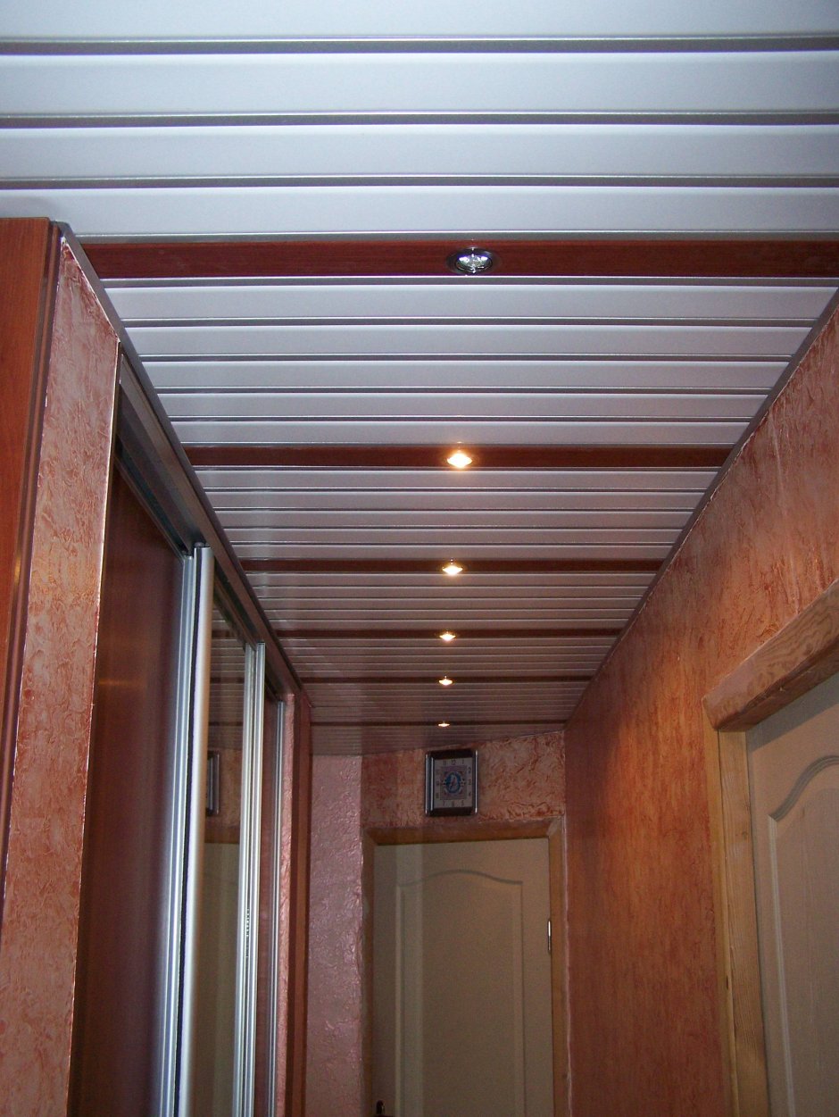 Пластиковый потолок в коридоре