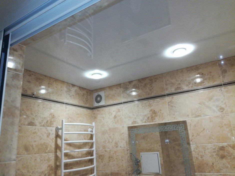 Разноуровневый потолок в ванной комнате