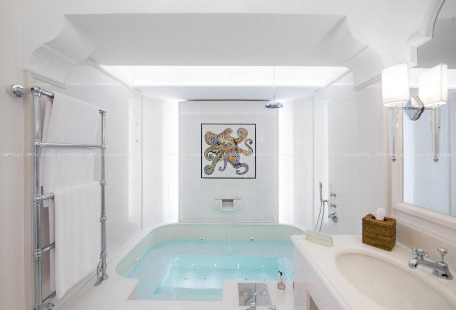 Белая ванная комната с джакузи